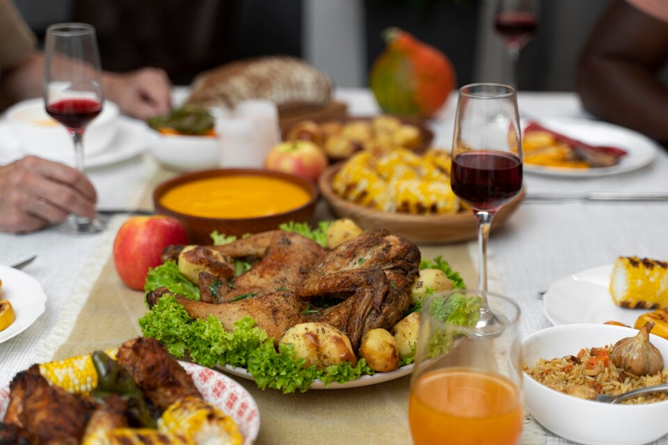[fpdl.in]_delicious-thanksgiving-day-food-table_23-2149082315_large (1)